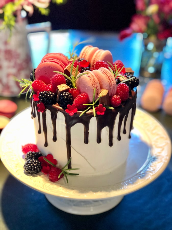 Bolo de aniversário feminino simples decorado com rosas de chantilly 