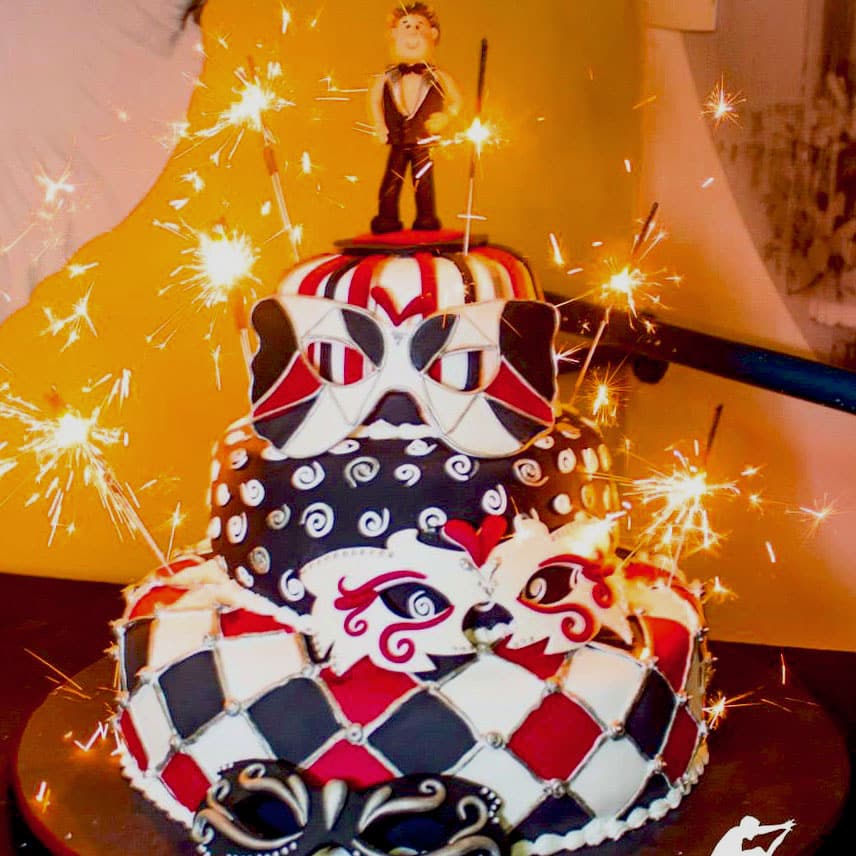 Bolo Baile de Máscaras: Elegância e Mistério em Pasta Americana