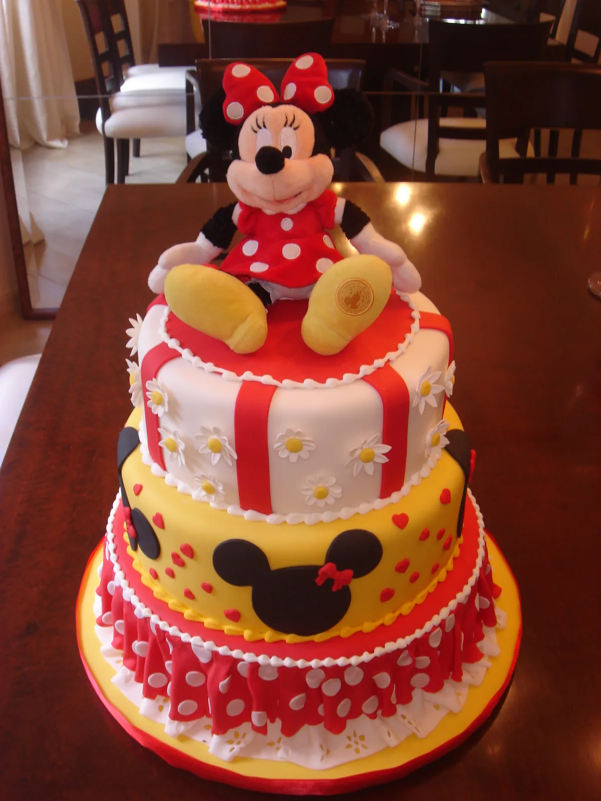 Bolo da Minnie 3 andares na paleta clássica vermelho e preto com pelúcia no topo