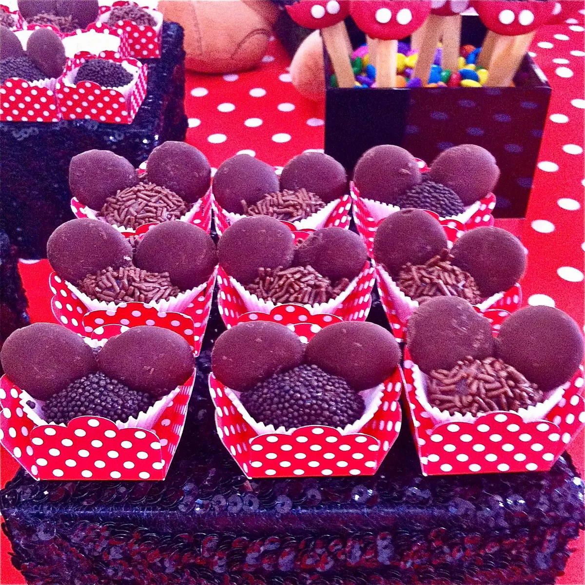 Brigadeiros da Minnie em forminha vermelha de bolinhas