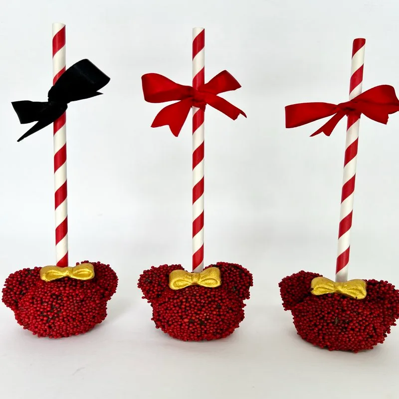 Trio de cake pops da Minnie em granulado vermelho com laço dourado e palito listrado