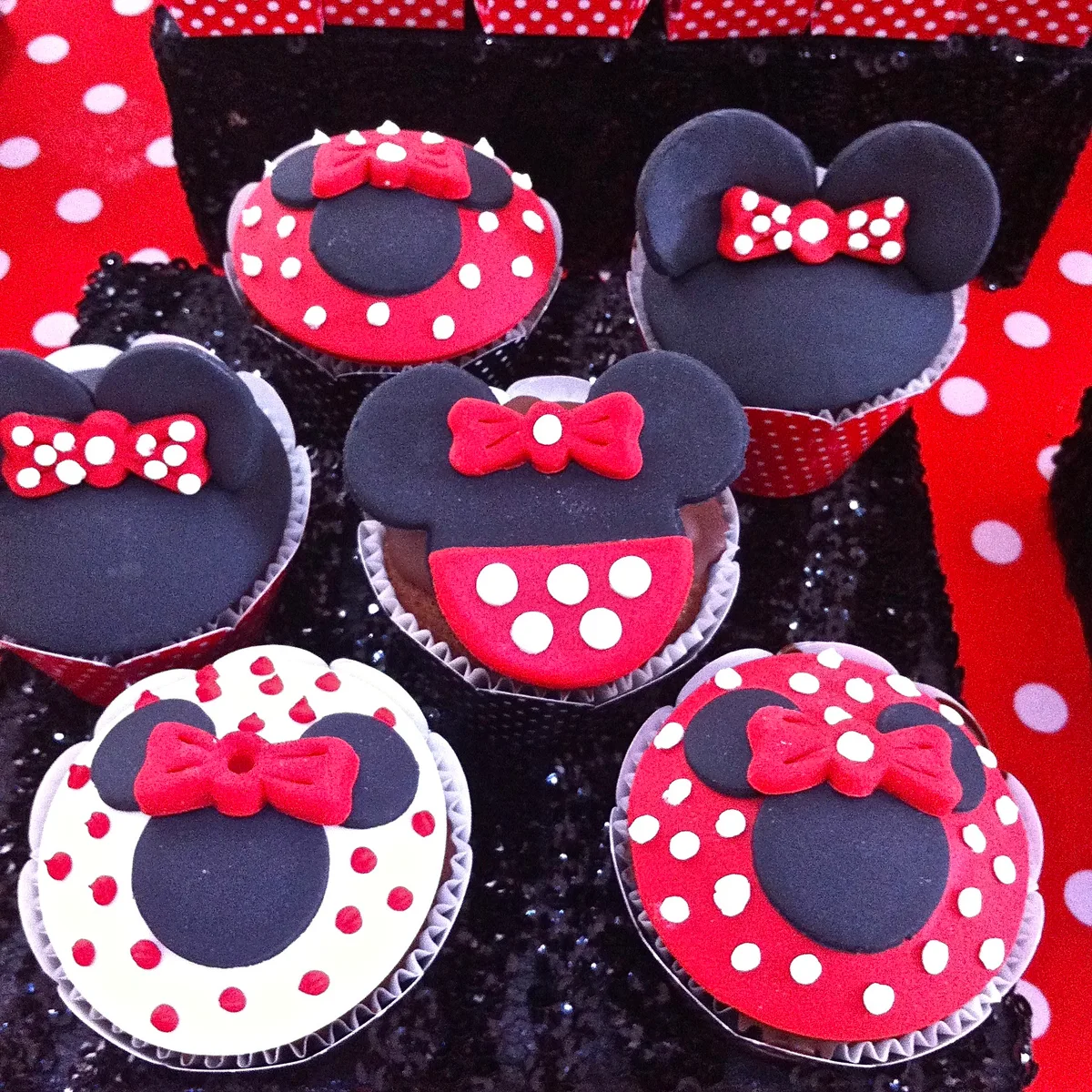 Cupcakes da Minnie em forminha vermelha com orelha preta e laço vermelho