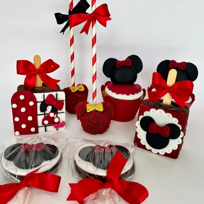 Visão do conjunto de docinhos da Minnie: pão de mel, cake pop e cupcake