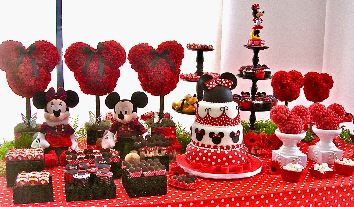 Mesa panorâmica completa da Minnie com bolo, topiarias, cupcakes, docinhos e pelúcias Disney