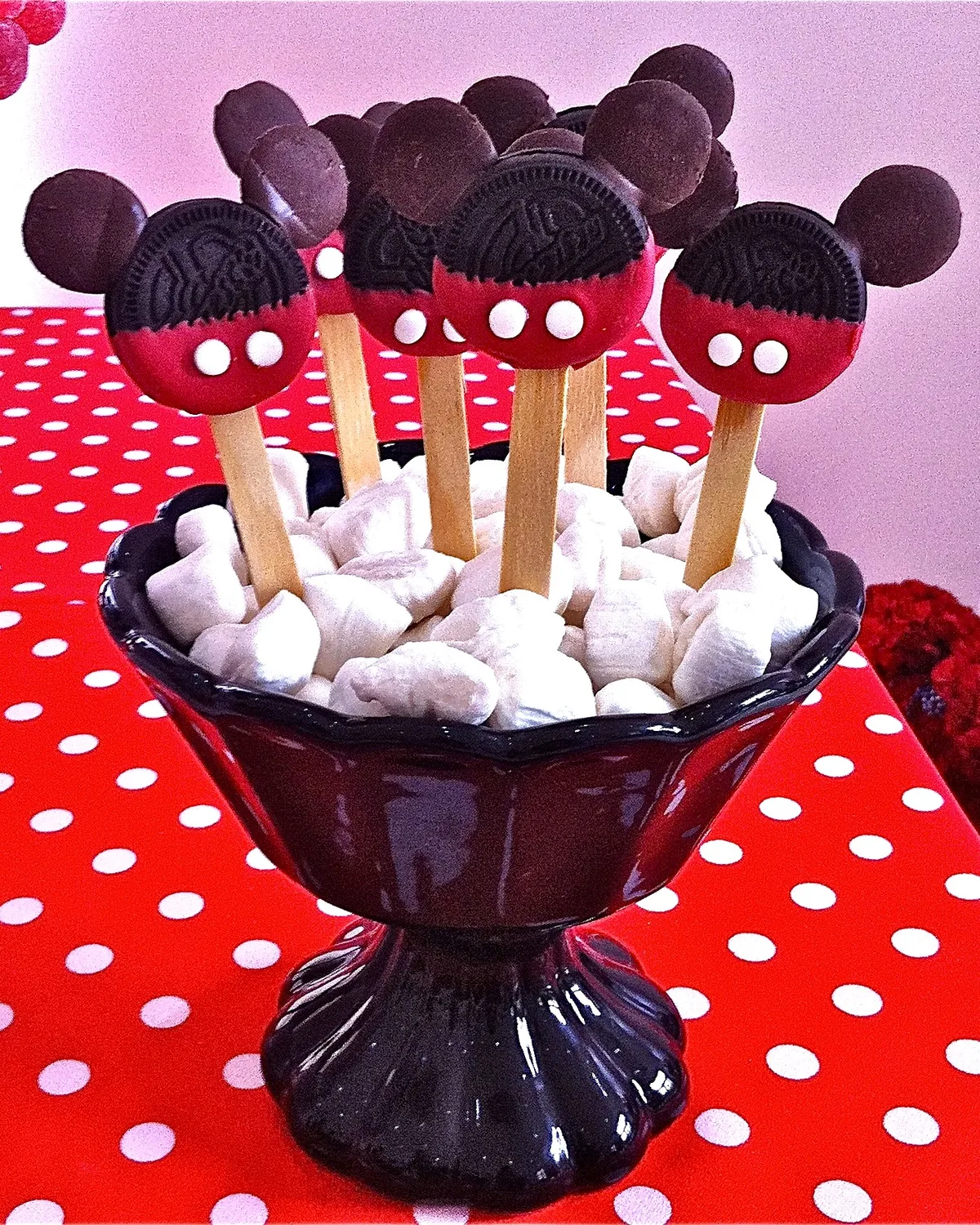 Pirulitos de Oreo decorados com tema Minnie Mouse