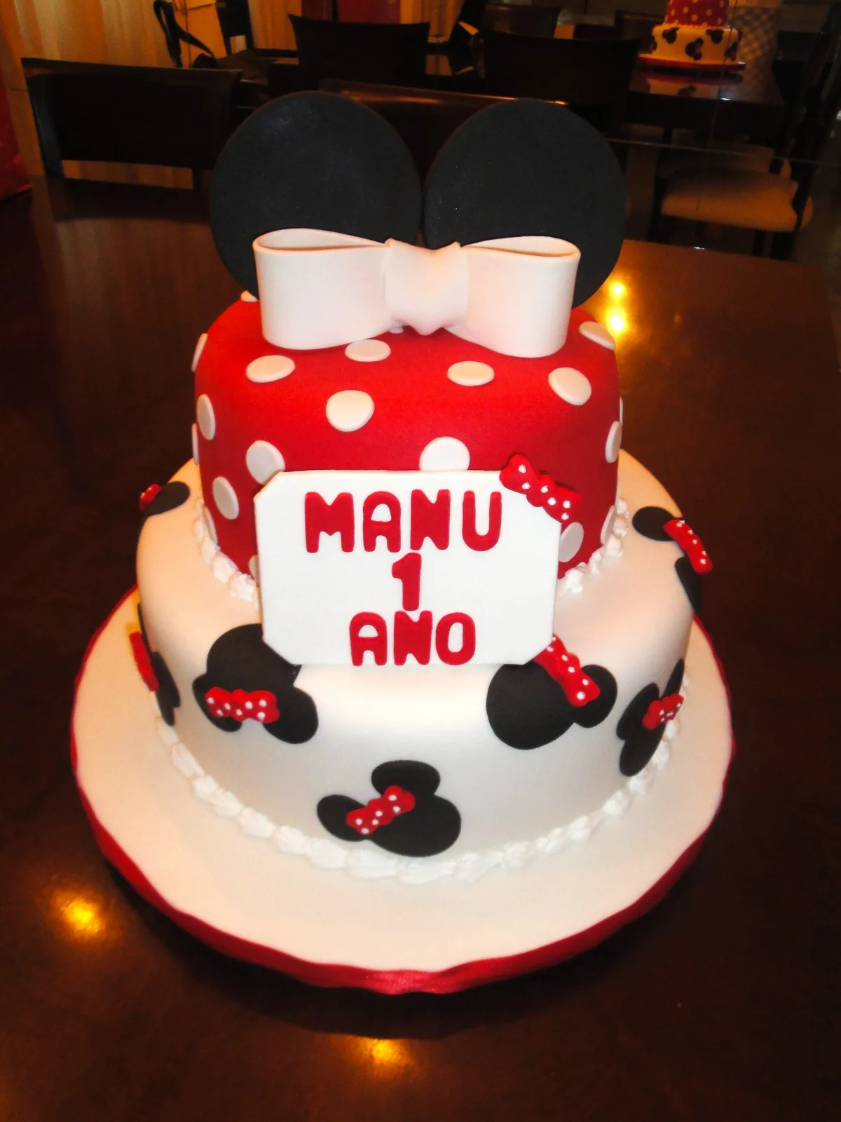 Bolo 2 andares da Minnie para primeiro aniversário com nome MANU 1 ANO