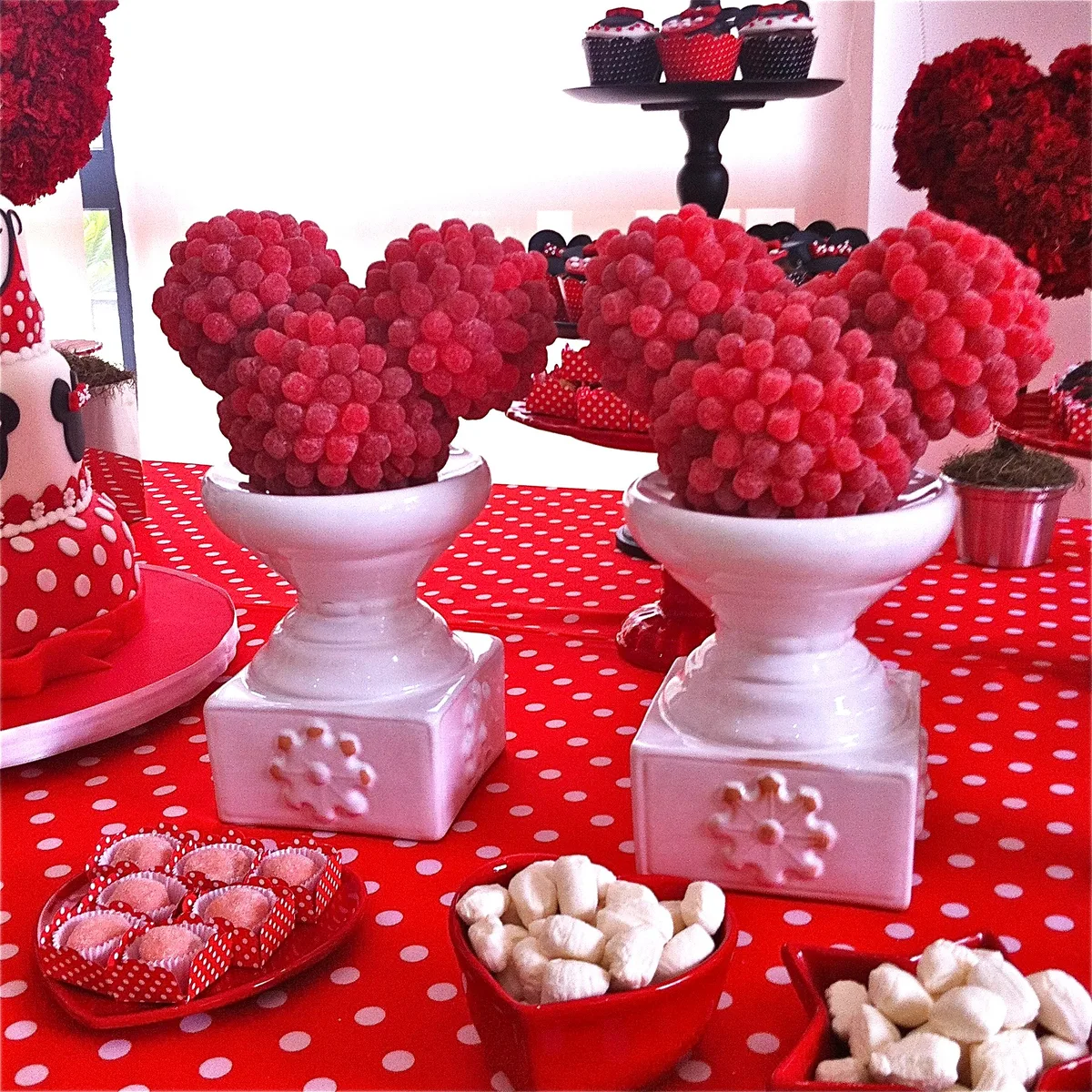 Dupla de topiarias de bala de goma da Minnie em vermelho em vasos brancos
