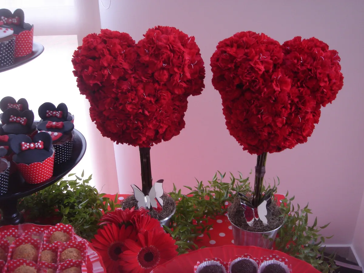 Dupla de topiarias de flores naturais vermelhas da Minnie em vasos de metal