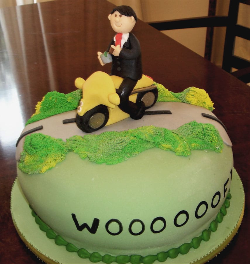 Bolo Executivo Motoqueiro: Terno na Segunda, Estrada no Fim de Semana