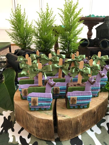 Pães de Mel Decorados com Lhamas para acompanhar o Bolo Fortnite