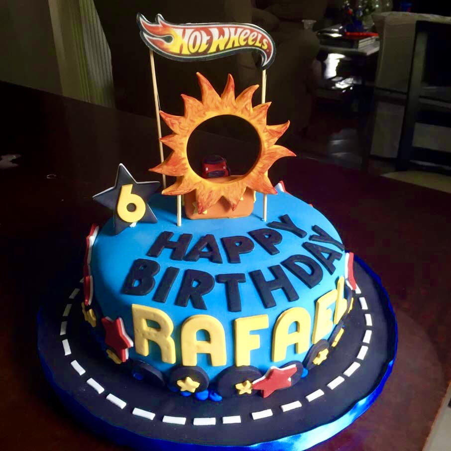 Bolo Hot Wheels: Velocidade e Diversão em Pasta Americana