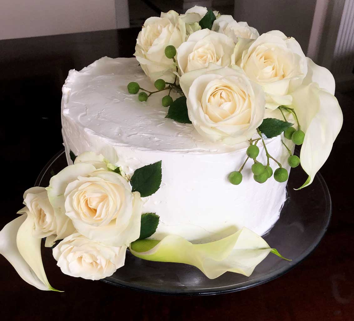 Bolo de casamento decorado em pasta americana com flores