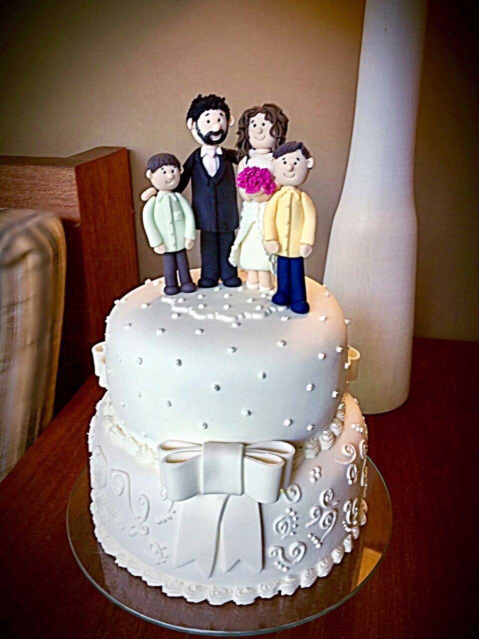 Bolo de casamento com noivinhos em pasta americana