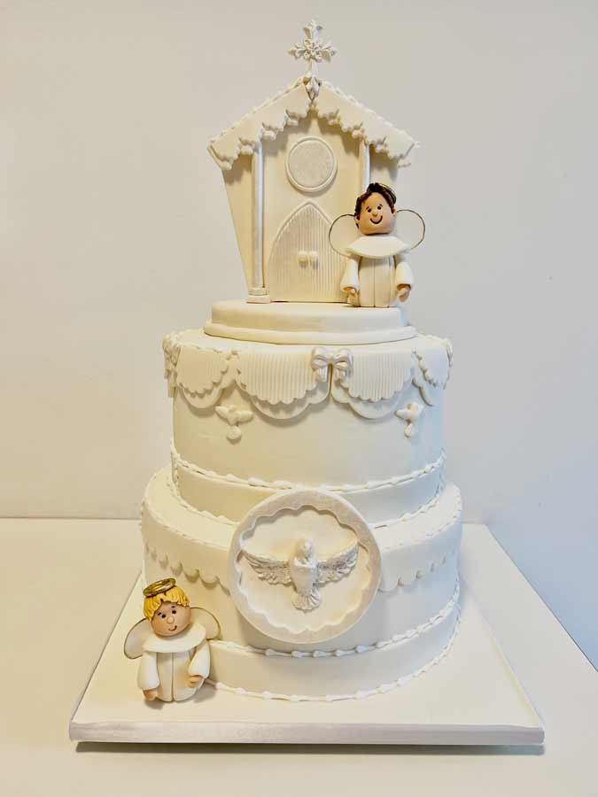 Bolo de batizado com pombas da paz em pasta americana