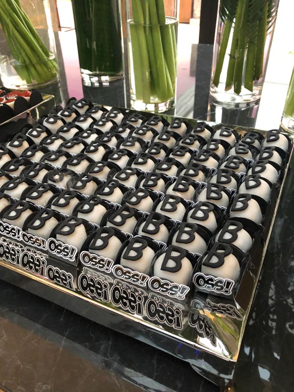 Camafeu de nozes com iniciais decorativas