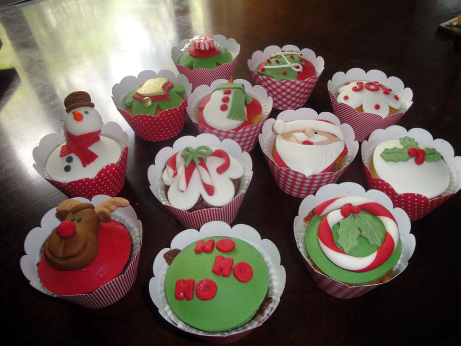 Cupcakes natalinos decorados com pasta americana